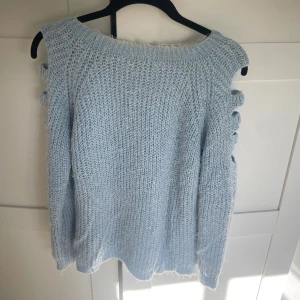 Stickad blå cut out tröja - Snygg blå stickad tröja med cut outs på armarna! Står ej märke eller storlek men skulle säga att den är en S