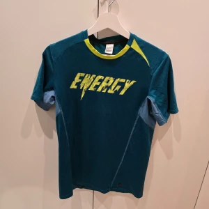 Tränings t-shirt decathlon - Hej!    Jag säljer en träningströja i fint skick från Decatlon.    Storlek: medium.  Axelbredd: 39cm. Längd: 69cm.  Material: polyester.    Med vänlig hälsning,  Lucas