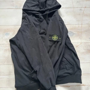 Stone Island hoodie! - Stone Island hoodie storlek XL men passar bra L! Inga slitningar. Pris går att diskuteras!💸😀