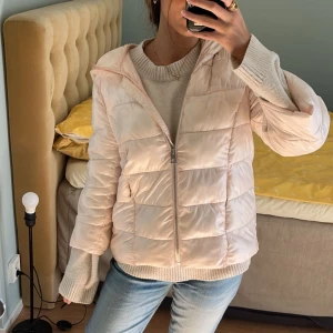 3/4 jacka  - en assnygg jacka från guess, rosa 💞💞🩷