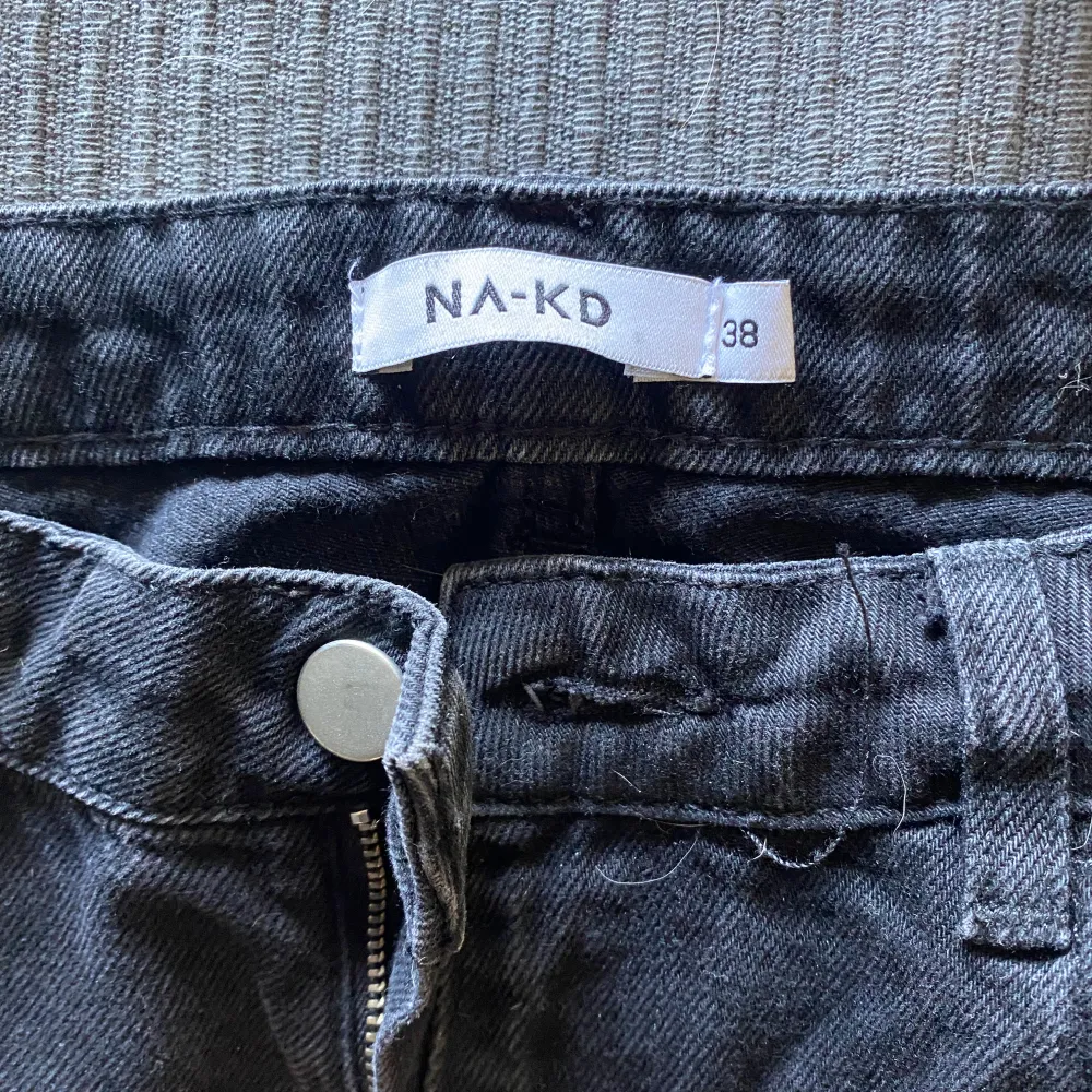 Coola jeans som tyvärr blivit för små för mig. Från na-kd, storlek 38 men skulle säga 36. Djur finns i hemmet. Jeans & Byxor.