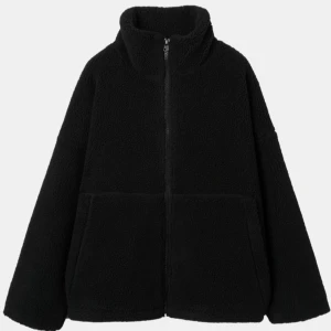 Teddyjacka - Säljer denna så fina slutsålda Carin Wester jacka med prislapp kvar, i strl XS ❣️ Säljer den svarta 