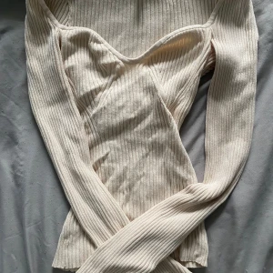 H&M tröja - En mycket fin ribbad topp från H&M, använd enstaka gånger❣️