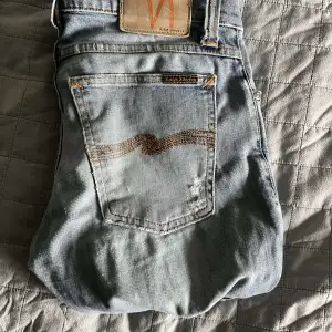 Feta nudie jeans i storlek w26 L32 dom är ljusblåa o har lite  ripped design på bakfickan dom är i fint skick. Pris kan diskuteras!