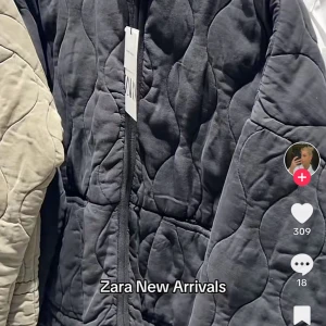 Quilted jacket från zara - Den populära super fina qulited jackan från zara! Den har lite noppror på sig från halsduk men det går lätt att få bort!