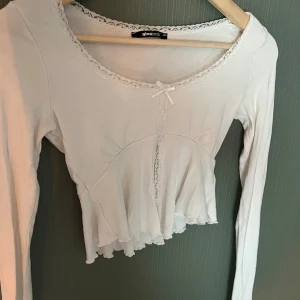 Söt tröja🌸 - Storleken är XS och den är ifrån gina tricot, endast använd en gång så i ny skick❤️