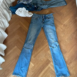 American Eagle Jeans - Säljer dom här jätte snygga lågmidjade bootcut jeansen. Säljer då dom inte kommer till användning längre. Jeansen är i bra skick men rätt så gamla så dom är ihop sudda längst ner men inget man tänker på. Ett av skärpbanden har även lossnat (bild 5)💓