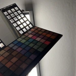 Viva la Diva 72 färger - Heej, säljer en palette från viva la Diva då den aldrig kommer till användning men superfina färger.