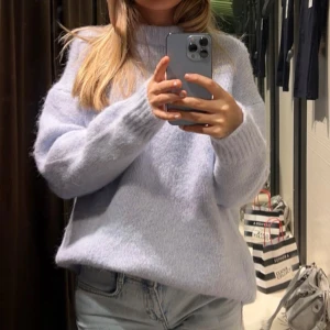 Zara stickad tröja - Säljer nu denna stickade tröjan från zara, säljer då den inte kommer till användning, använd men i bra skick💕