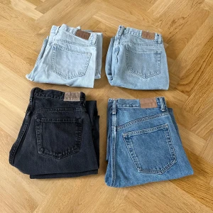 Jeans  - Säljer 4 st weekday space jeans för grymt pris! Ny pris på ett par jeans 600 kr. Kom gärna med frågor🤗 Storlek 29/32 på alla förutom ljus blå som är 27/32.