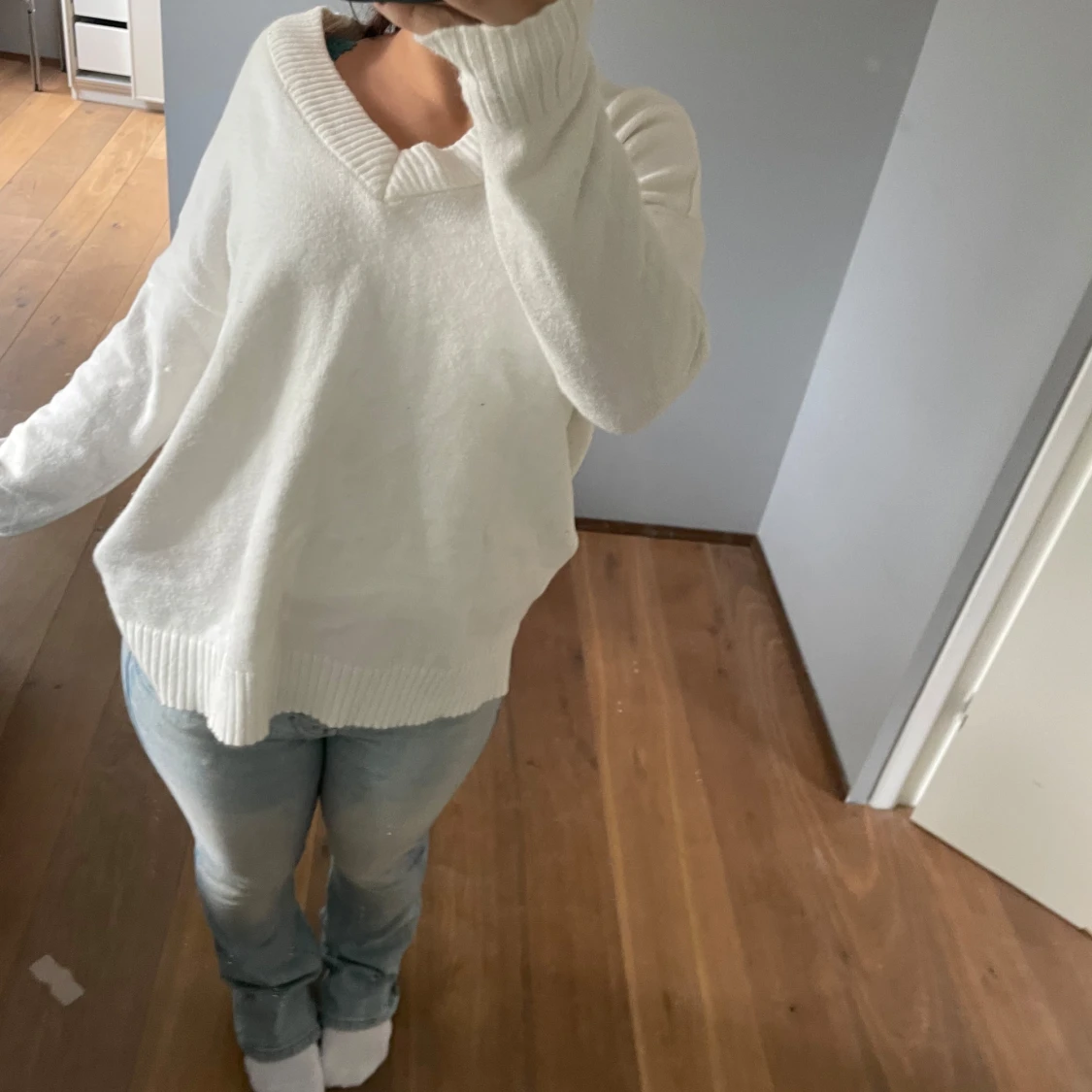 Vit stickad, ribbade ärmar, V-ring - 91