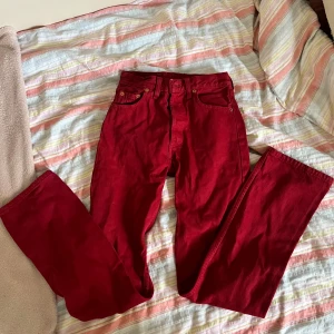 Röda Levis jeans - Supersnygga röda mid-waist jeans från Levis! Är straight leg och långa i benen💖 Säljer då dom tyvärr är för små på mig!
