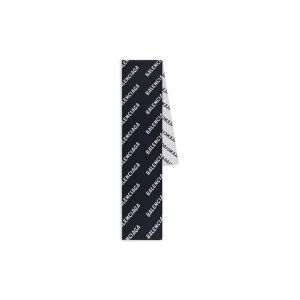 Balenciaga logo scarf - Scarf från Balenciaga säljes då den inte kommer till användning. Använd endast fåtal gånger.   Djur- och rökfritt hem.   Kvitto från Balenciaga bifogas.   https://www.balenciaga.com/en-se/allover-logo-scarf--black-809433395.html?gad_source=1&gclid=EA