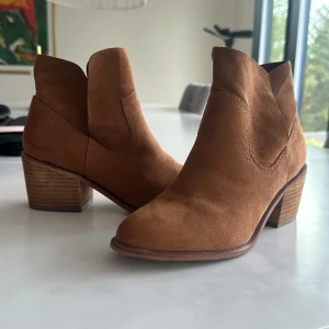 Madden girl skor  - Boots i storlek 39/40. Nypris ungefär 2000 mitt pris 699, priset är ej hugget i sten!