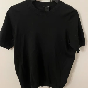 Stickad T-shirt  - Stickad T-shirt från Lindex i storlek S. Välanvänd men i bra skick.