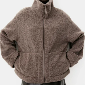 Pile Jacka Brun - Säljer min nästan helt oanvända pile jacka ifrån hm, nästan helt ny skick! Köpt för ca 2 veckor sen!! Storlek M 💖💕🩷