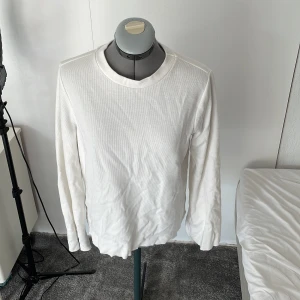 Tröja - Bra skick, en liten fläck på insidan av armen (sista bilden)💗 har inga andra bilder!