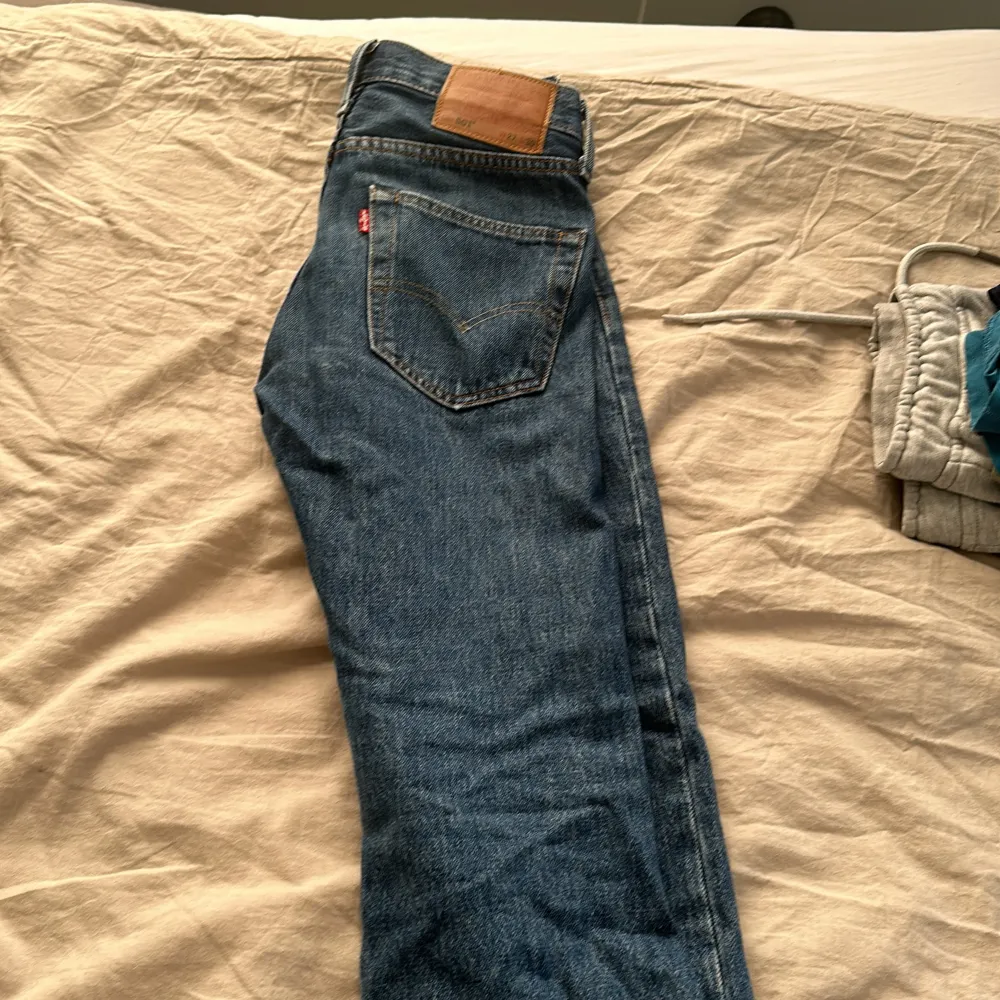 Säljer dessa riktigt snygga mörkblå jeansen från Levi’s. Sitter slim på benen. Storlek 27/28. Jeans & Byxor.