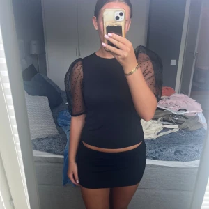 Svart topp - Svart topp med ballongärm från gina tricot Stl S Använd 1 gång 100kr