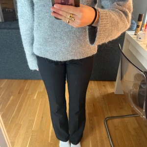 Kostymbyxor 🖤 - Svarta populära kostymbyxor från Bikbok. Säljer nu de för att de blivit för små. De är i använt skick därav priset. 💓