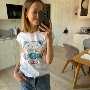 Vit Kenzo T-shirt - Jättefin tshirt med tryck från Kenzo. Barnstorlek men passar XS dam