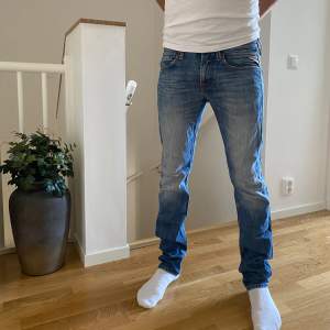 Säljer dessa replay jeans då dom är för små för mig i midjan, skit snygga jeans som passar till mycket. Helt oanvända i super bra skick- säljer billigt då jag vill bli av me dem. 