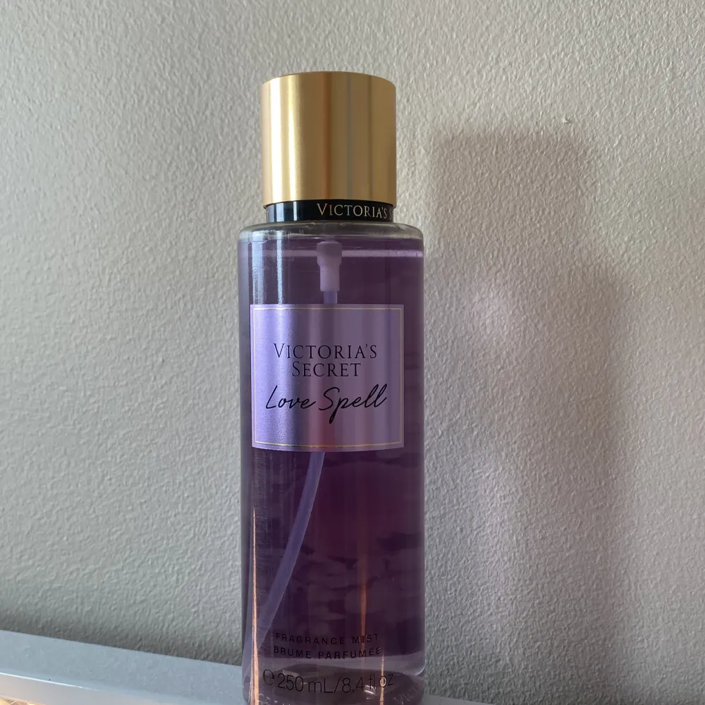 Säljer denna body mist från Victorias secret, helt full och ny men säljer för jag köpte fel!💘 Luktar jättegotttt😊 Köpte för 350 säljer för 250!. Parfym.