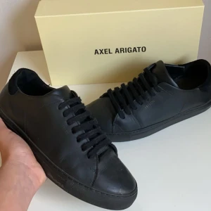 Arigato clean 90  - Dessa stilrena Arigatos Clean 90s är riktigt bra om du vill ha en enkel och snygg helsvart sko! De är rätt så använda och jag skulle säga att de är i ett 8/10 skick! Kommer med box och dustbag.  Priset går att diskutera!