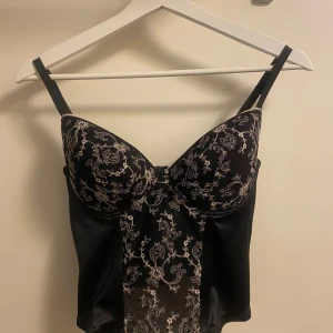 Vacker korsett topp med blomm mönster  - Så vacker korsett topp med broderade blommor🌺Måttet på kuporna är med i sista bilden, men både banden i axlarna och ryggen är justerbar( tre olika lägen i ryggen eller vad man ska säga☺️)  Skriv om ni har några frågor, pris kan såklart diskuteras♥️