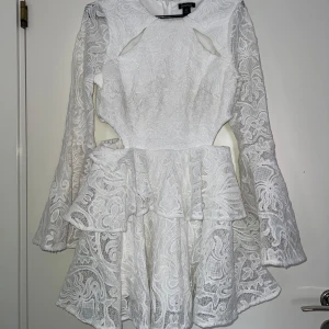 Petite spetsklänning, utsvängd  - Använd en gång, kommer inte komma till använd mer, så fin och som i ny skick! Nypris: 1 105:-