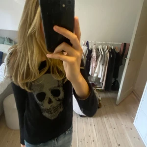 Zadig tröja - Skitcool tröja från Zadig & Voltaire i 100% cashmere😍 säljer då den inte kommer till användning🥰💕