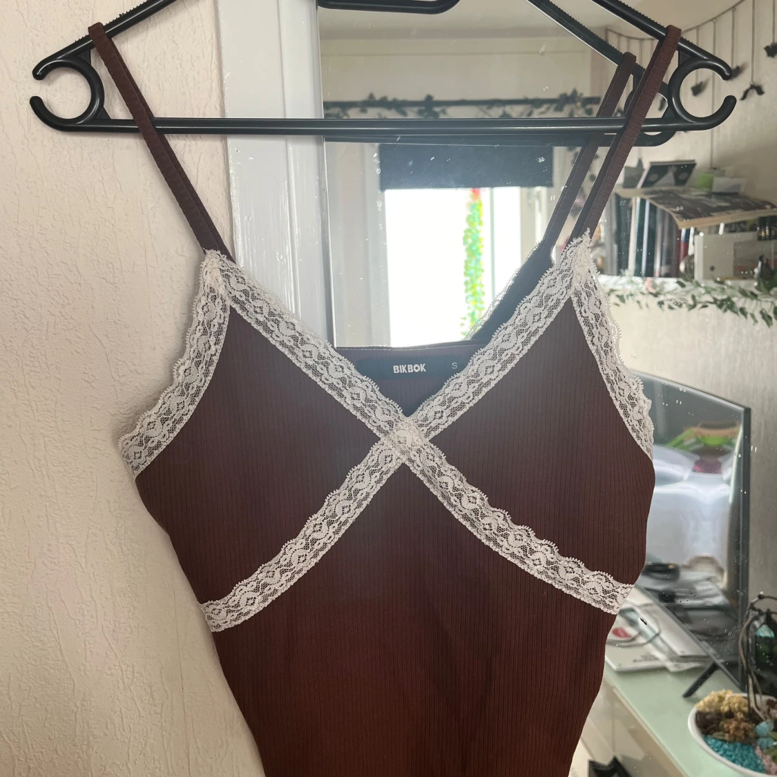 Brun ribbad linnetopp med spetsdetaljer