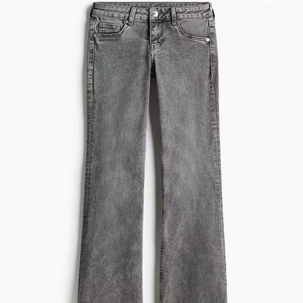 Gråa jeans med låg midja från hm, storlek 38 men små i storlek! Helt slutsålda på hemsidan🥰. Jeans & Byxor.