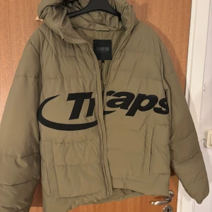 Trapstar jacka  - En militär grön Trapstar vinterjacka i storlek S. Den är endast använd en gång och prislappen är på. 