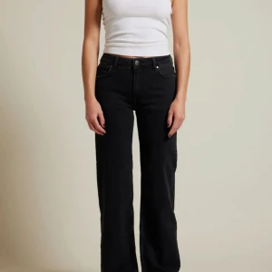 mid wide jeans - De är nog kapade så passar dig som är ca 160-165 cm. Orginalpris 699:-  Pris kan diskuteras😊