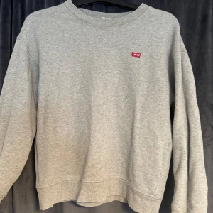 Sweatshirt Levis - Grå sweatshirt från Levis i storlek XS, bra skick!💞