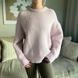 Stickad tröja ZARA - Jätte fin stickad tröja från zara i storlek M! Fint skick! Finns inte kvar att köpa. Säljer då jag har en till likadan!