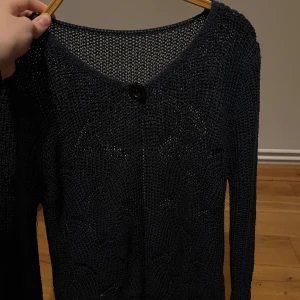 Stickad kofta - Marinblå superfin stickad kofta, köpt från Norge & aldrig använd☺️