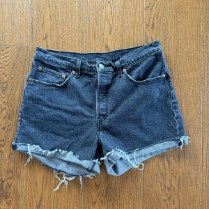 Levis shorts - Mycket bra skick! Skicka meddelande om du skulle ha frågor🥰 Skickar samma dag som köp, så länge posten har öppet🫶🏼