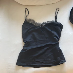 Svart spetstopp  - Jättefint svart spetslinne som jag aldrig använt💗är i nyskick💗