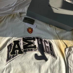 Balenciaga Scorched Skater shirt  - Tisha från Balenciaga. Box medföljer