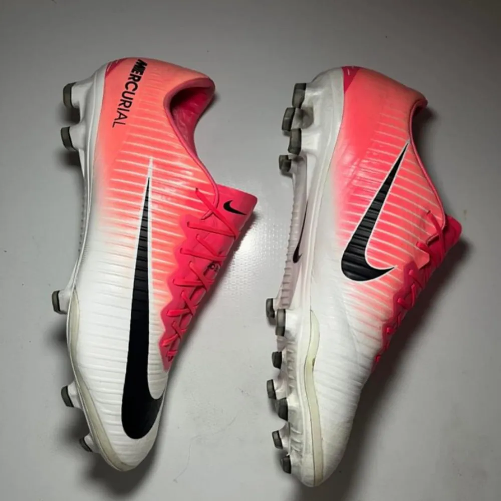 Intresse koll på ett par klassiska rosa vapor 11 i storlek 45. Är öpppen för byten. Skriv privat för frågor osv. Nike Mercurial Vapor 11 ACC. Skor.