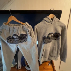 Trapstar shooter dress - Helt ny skick änvändt 2 gånger eftersom den är ganska varm storlek S i byxor och hoddie men passar även mig som har xs och passar S inga fläckar pris kan sänkas vid snabb äffär 