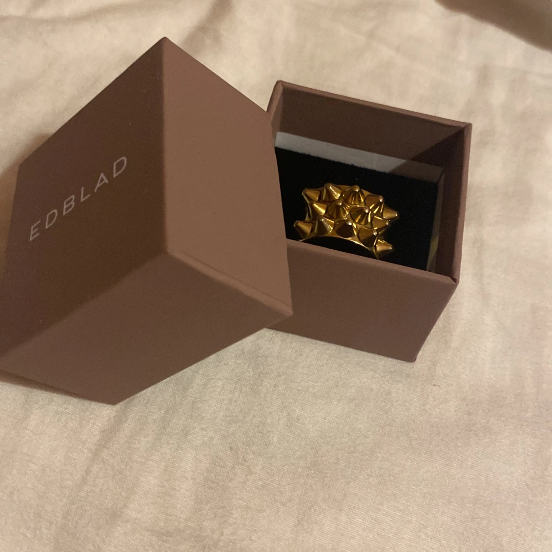 Guldfärgad ring med nitar från Edblad - 92