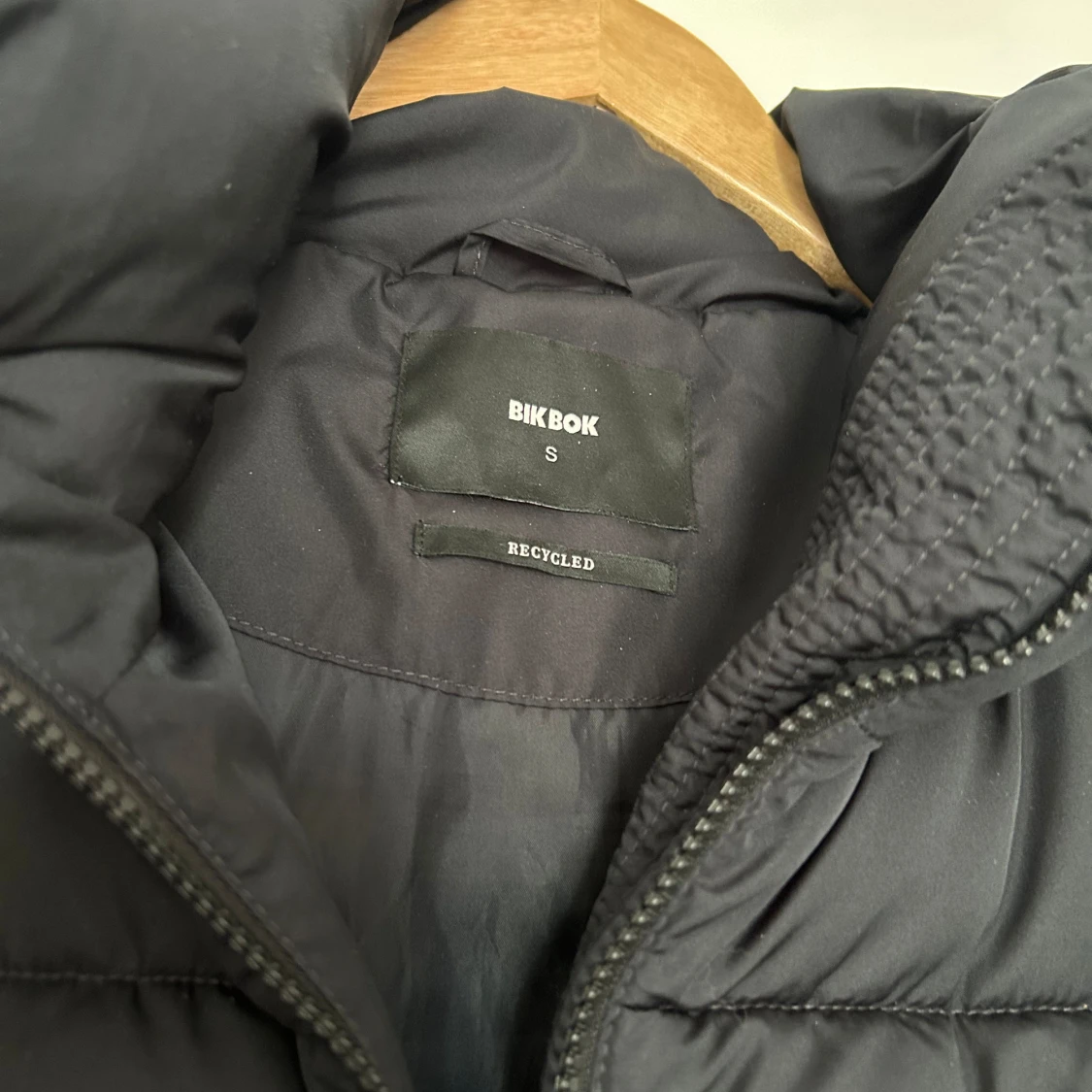 Svart pufferjacka från Bik Bok - 91