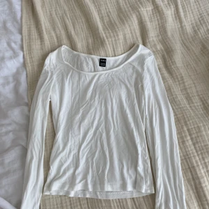 Vit långärmad  - Långärmad tröja från shein aldrig använd och priset kan diskuteras 