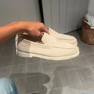Loafers  - Säljer nu dessa zara loafers i storlek 42. Skorna är använda cirka 4 gånger och är därmed endast lite smutsiga. Hör av dig vid frågor eller funderingar!