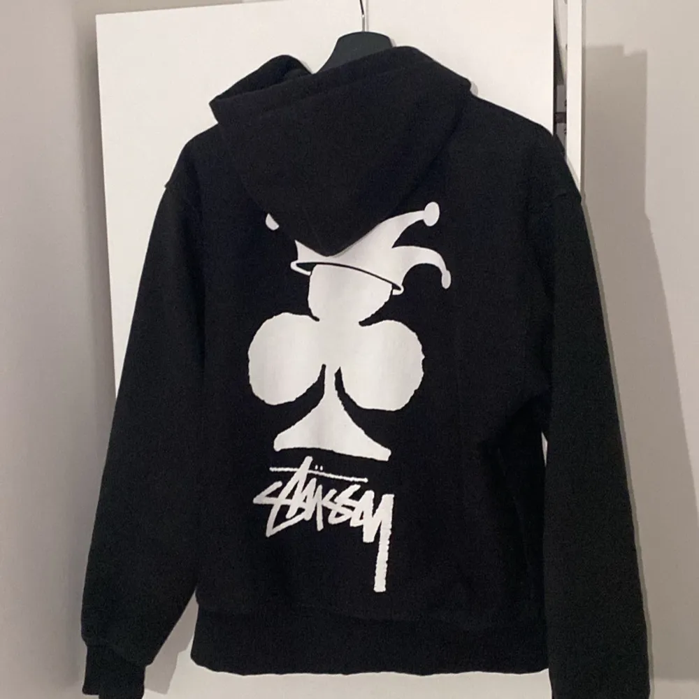 Storlek S men passar även M  Har inte haft den så länge då jag bara har använt den ett få par gånger.  Priset är inte satt i sten🙃 Orginal pris: 220$  . Hoodies.