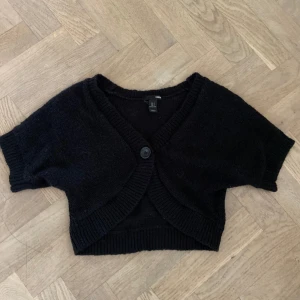 Svart stickad bolero - Lite glitter i