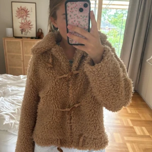 Teddy jacka - Brun teddy jacka från &OtherStories i storlek S. Supermysig nu till hösten🍁